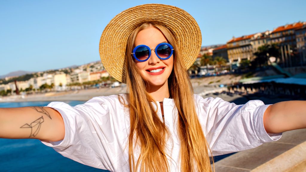 Na snímke je blond žena na dovolenke pri mori.