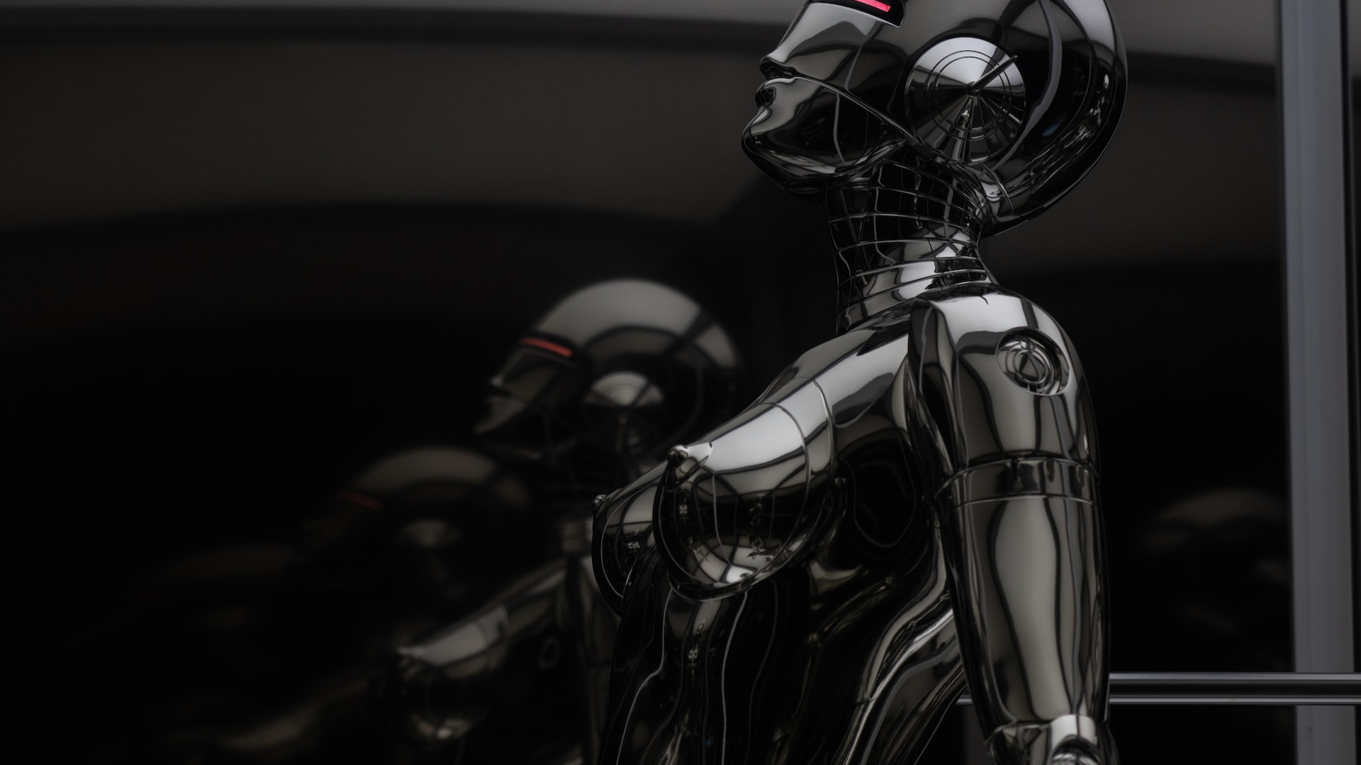 Na snímke je robot, ktorý sa odráža aj v zrkadle