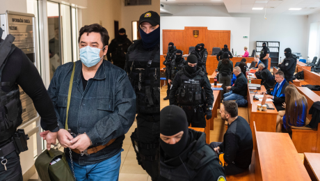 Marian Kočner ide na pojednávanie v putách a v sprievode policajtov a pohľad na súdnu sieň