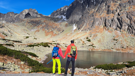Na snímke turisti sa dívajú na Batizovské pleso a na okolité tatranské štíty počas túry vo Vysokých Tatrách.