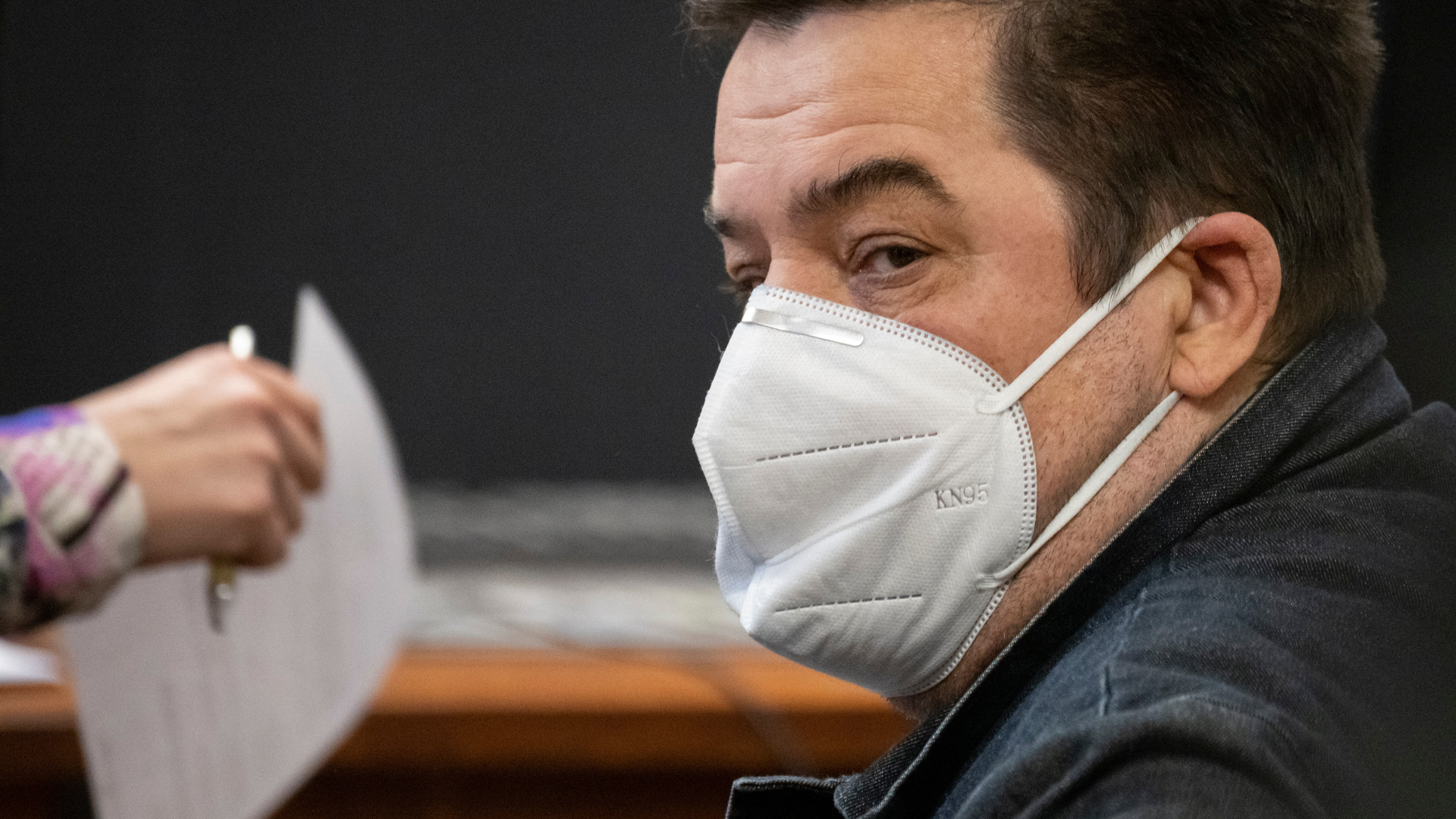 Marian Kočner s respirátorom na tvári