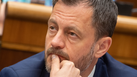 Eduard Heger so zamysleným výrazom