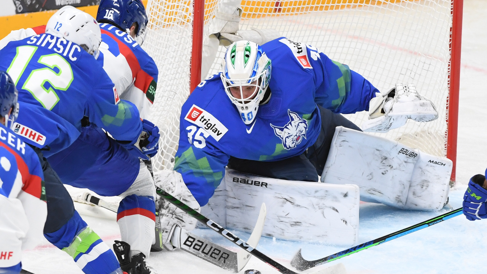 Na snímke uprostred Róbert Lantoši (Slovensko) a vpravo brankár Gračnar (Slovinsko) v zápase B-skupiny Slovinsko - Slovensko.