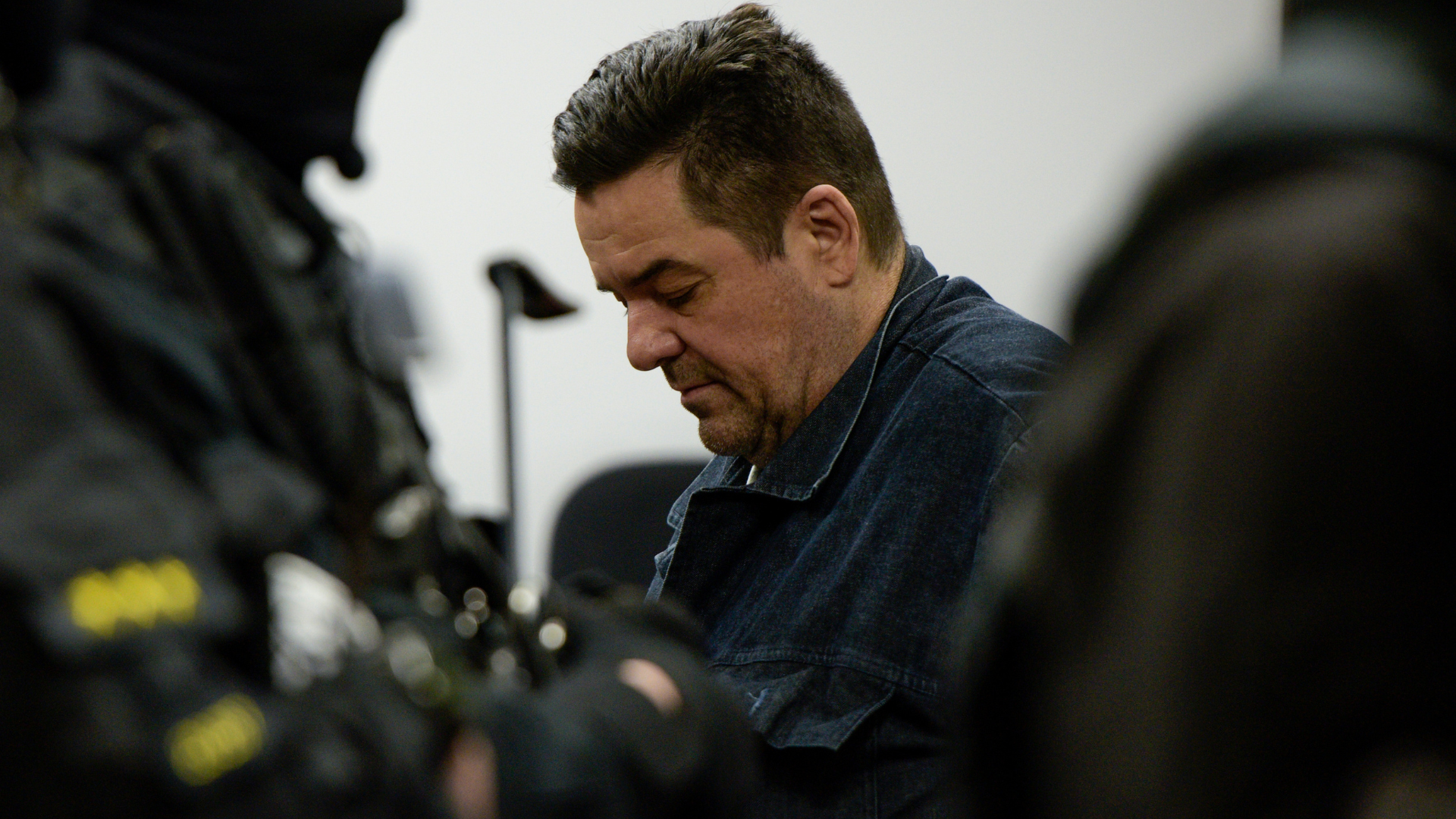 Na snímke uprostred obžalovaný Marian K. prichádza v sprievode príslušníkov Zboru väzenskej a justičnej stráže