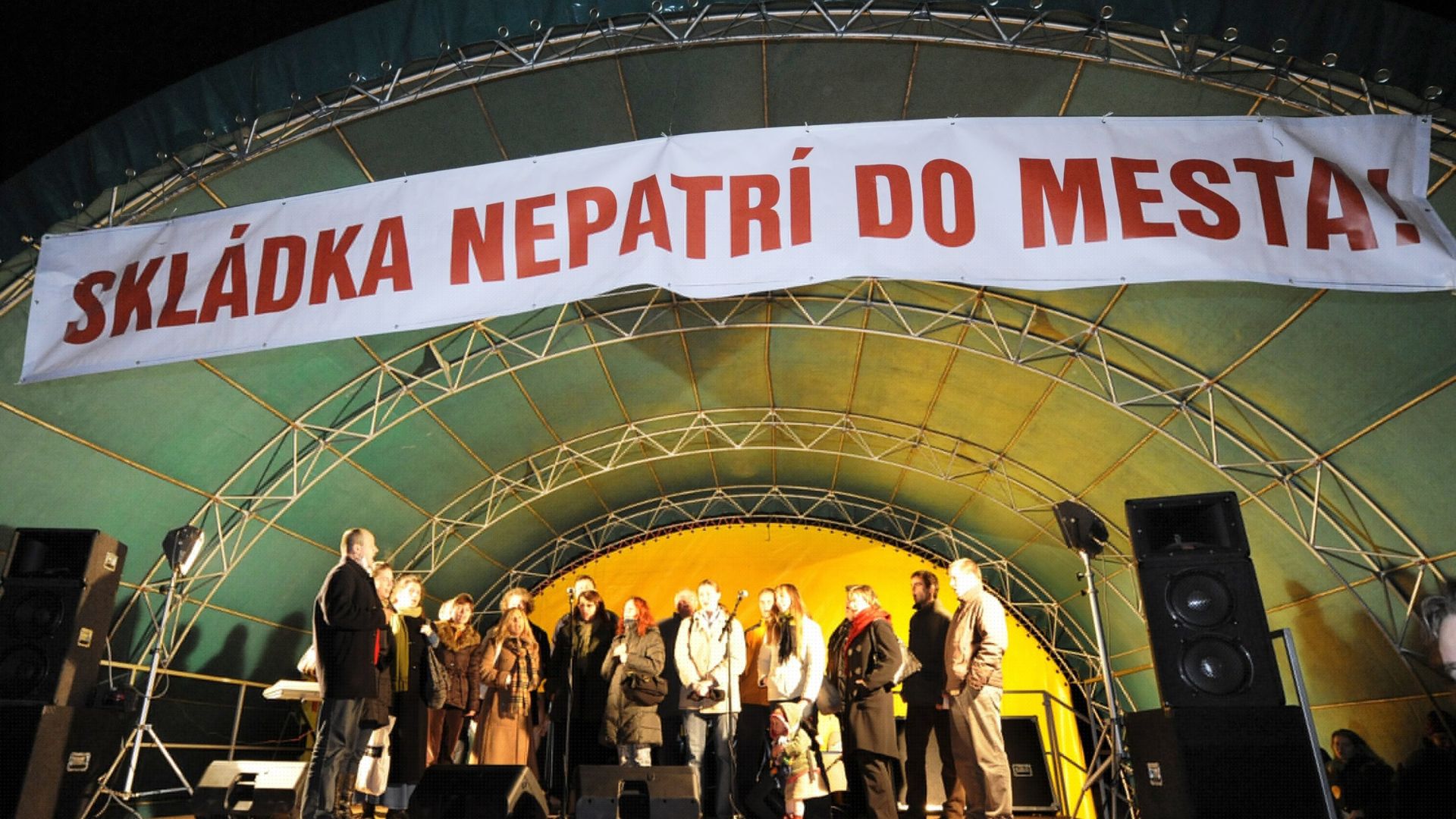 Protestné zhromaždenie pred Úradom vlády SR v Bratislave, ktoré 25.novembra 2008 zvolala pezinská iniciatíva Skládka nepatrí do mesta