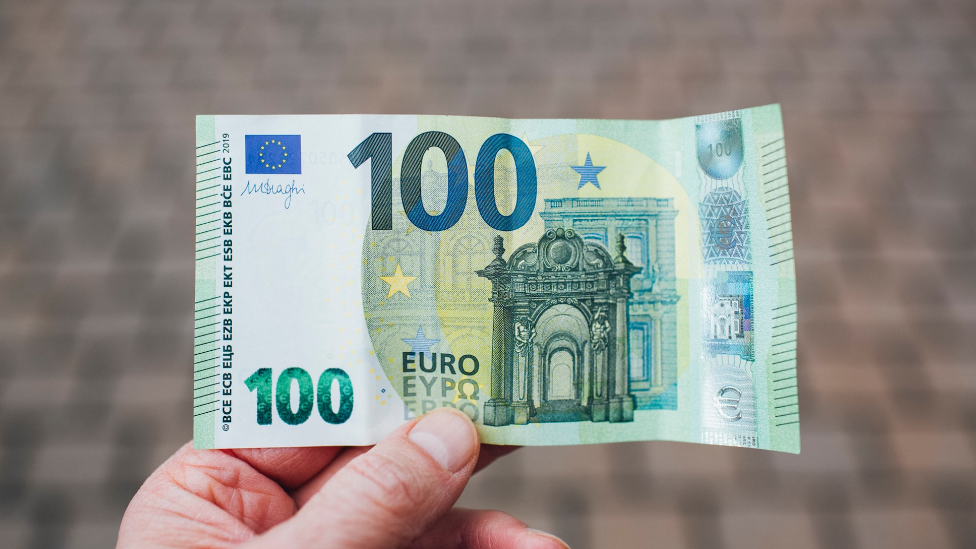 Sto eurová bankovka v ruke