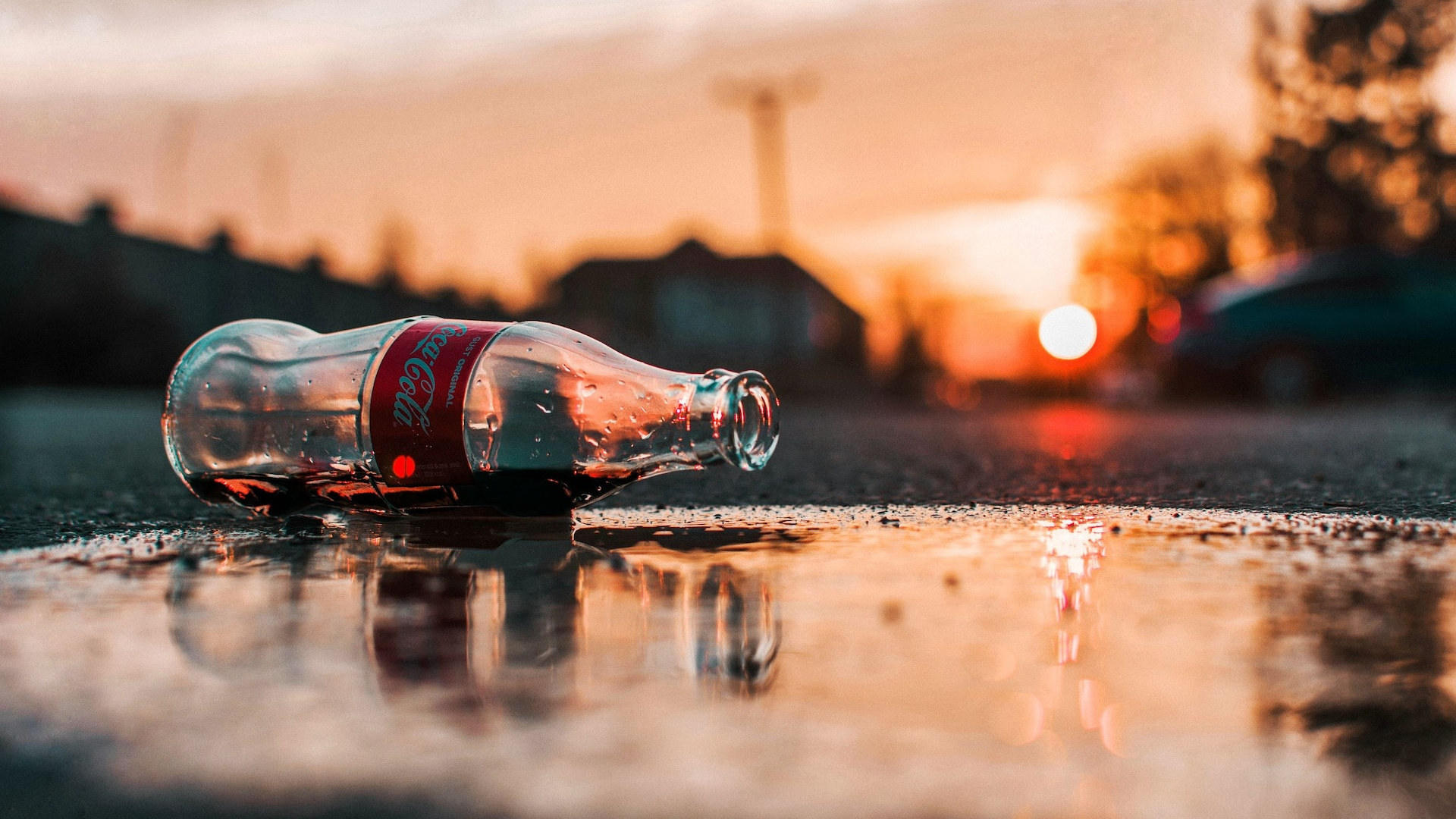 Prázdna fľaška Coca-Coly na ceste