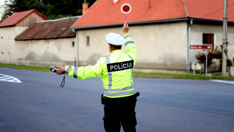 Dopravný policajt zastavuje autá v obci