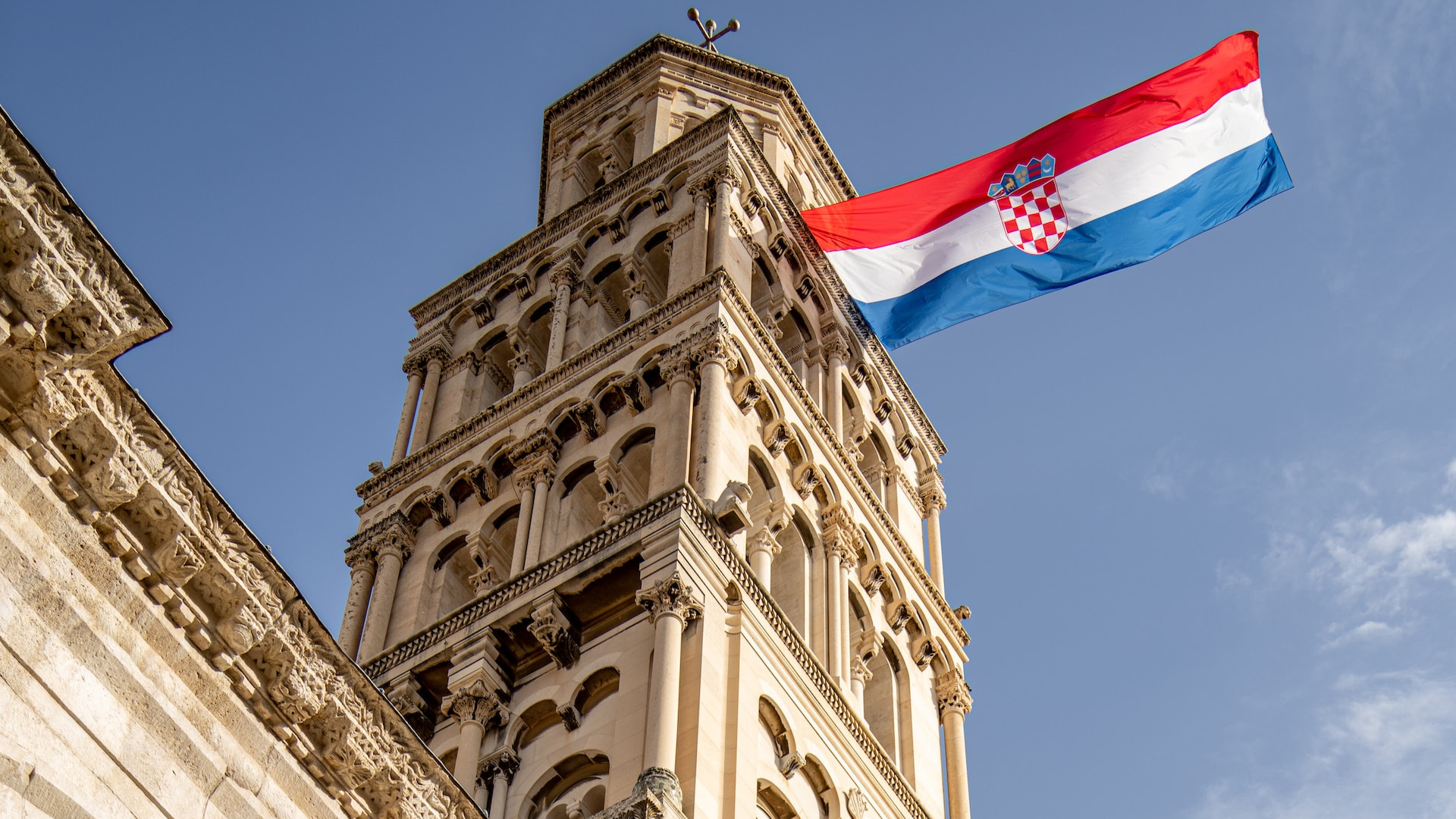 Chorvátska vlajka pripevnená o historickú budovu