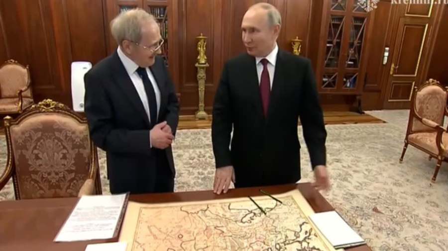 Vladimir Putin a Valerij Zorikin nad mapou zo 17. storočia.