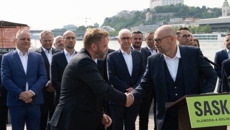 Juraj Krúpa a Richard Sulík si podávajú ruky