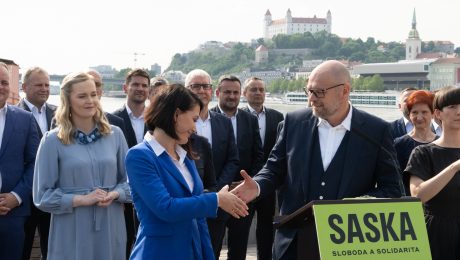 Jana Bittó cigániková si podáva ruku s Richardom Sulíkom