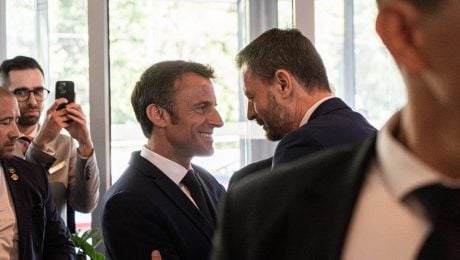 Francúzsky prezident Emmanuel Macron na konferencii GLOBSEC v Bratislave. Víta ho bývalý premiér Slovenskej republiky Eduard Heger