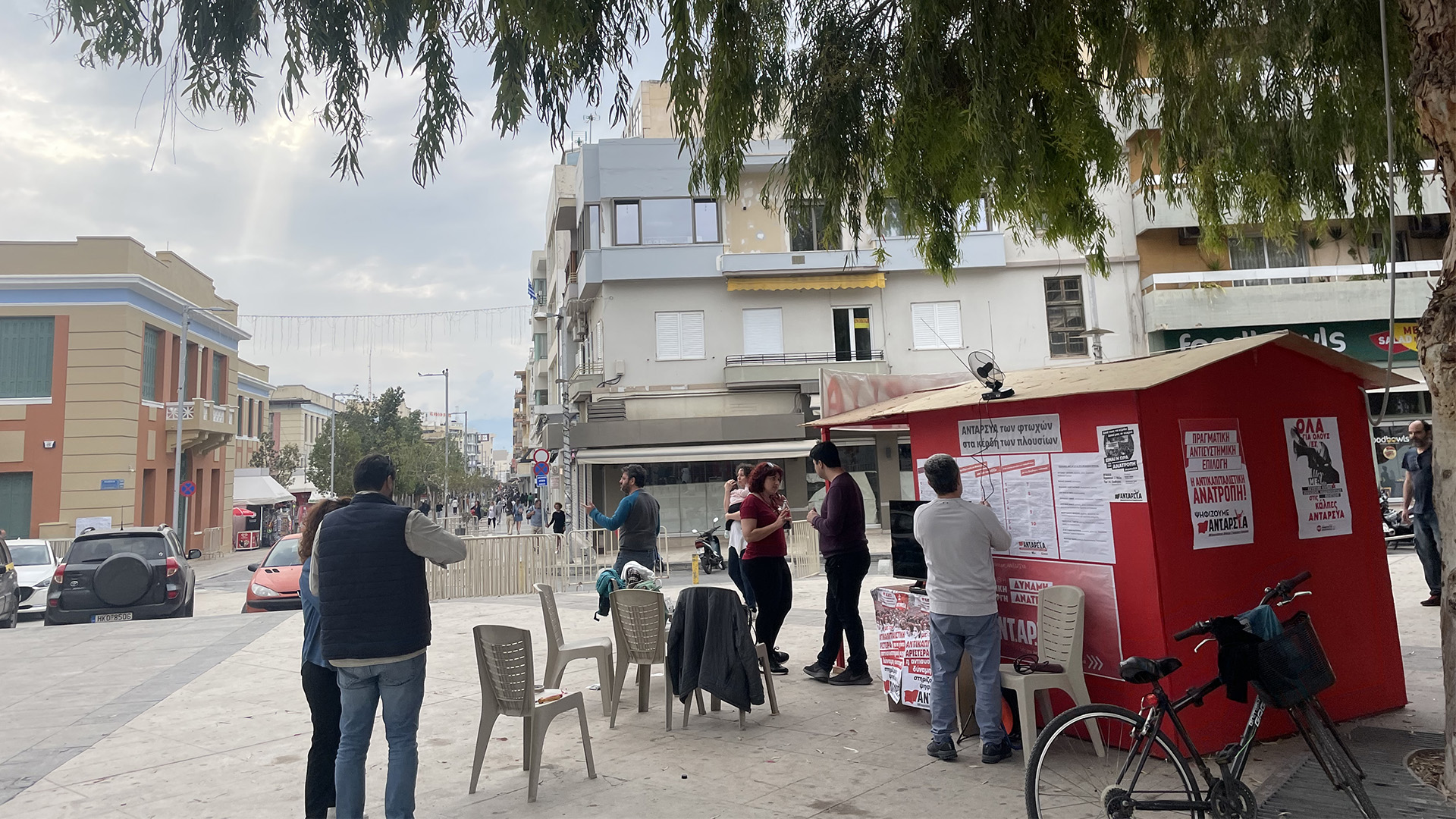 Ľudia schádzajúci sa na námestí čakajúci na výsledky