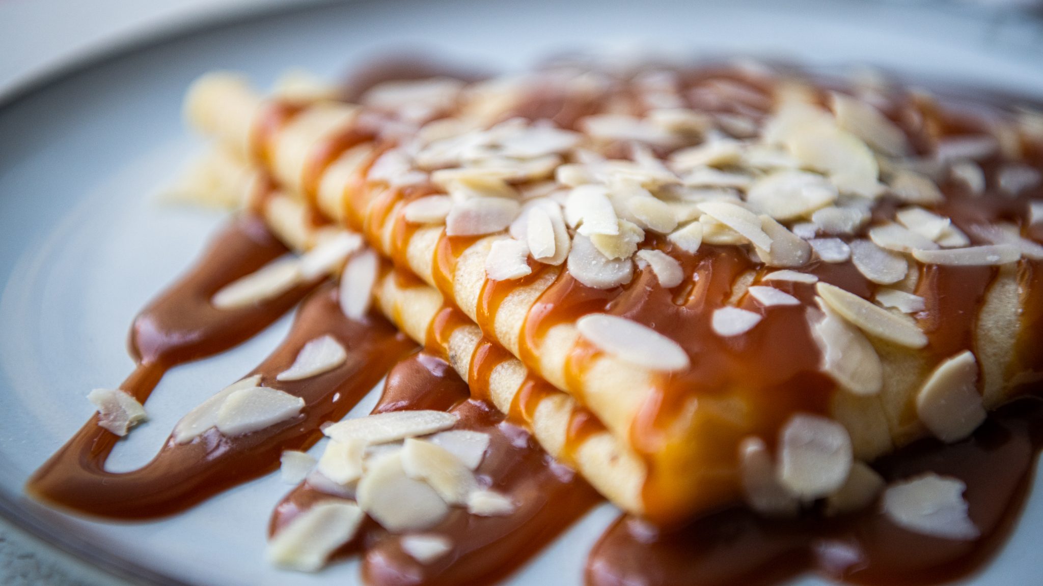 Rovnako za cenu 3,5 eur dostaneš naozaj obrovskú palacinku, ktorá je plnená domácim vanilkovým krémom a aj domácim karamelom.