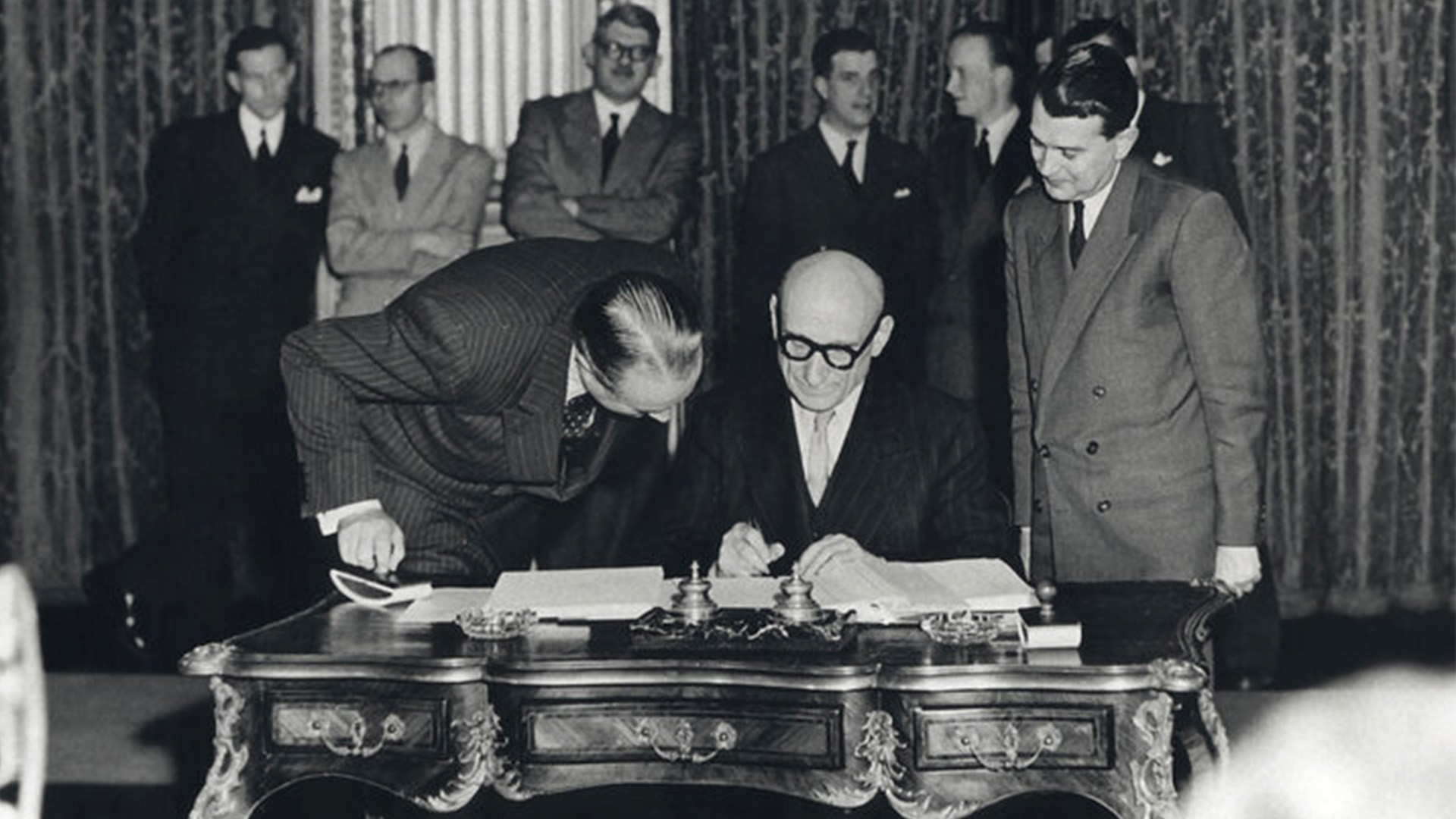 Robert Schuman podpisujúci Parížsku zmluvu o založení Európskeho spoločenstva uhlia a ocele