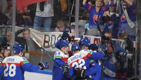 Slovenskí hokejisti oslavujú víťazstvo proti Lotyšsku