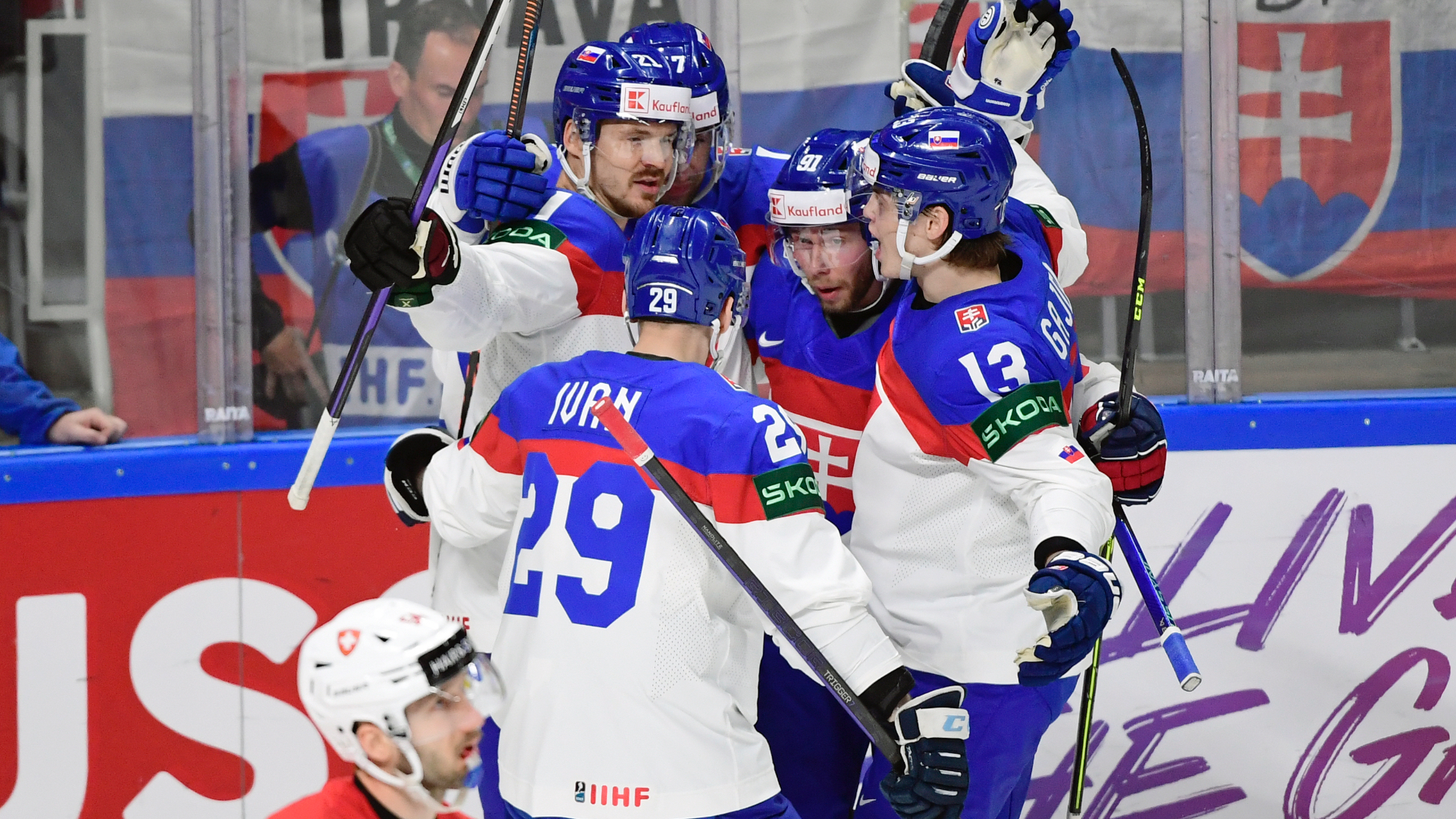Slovenskí hokejisti oslavujú gól proti Švajčiarsku