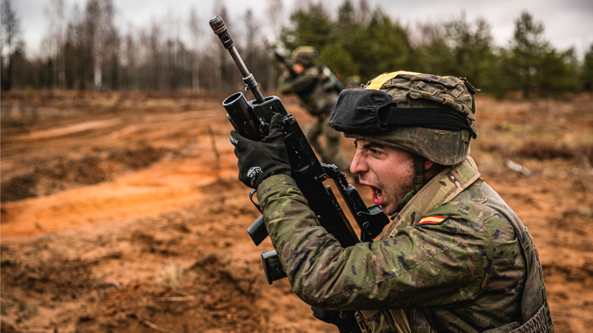 vojak španielskej armády počas cvičenia NATO