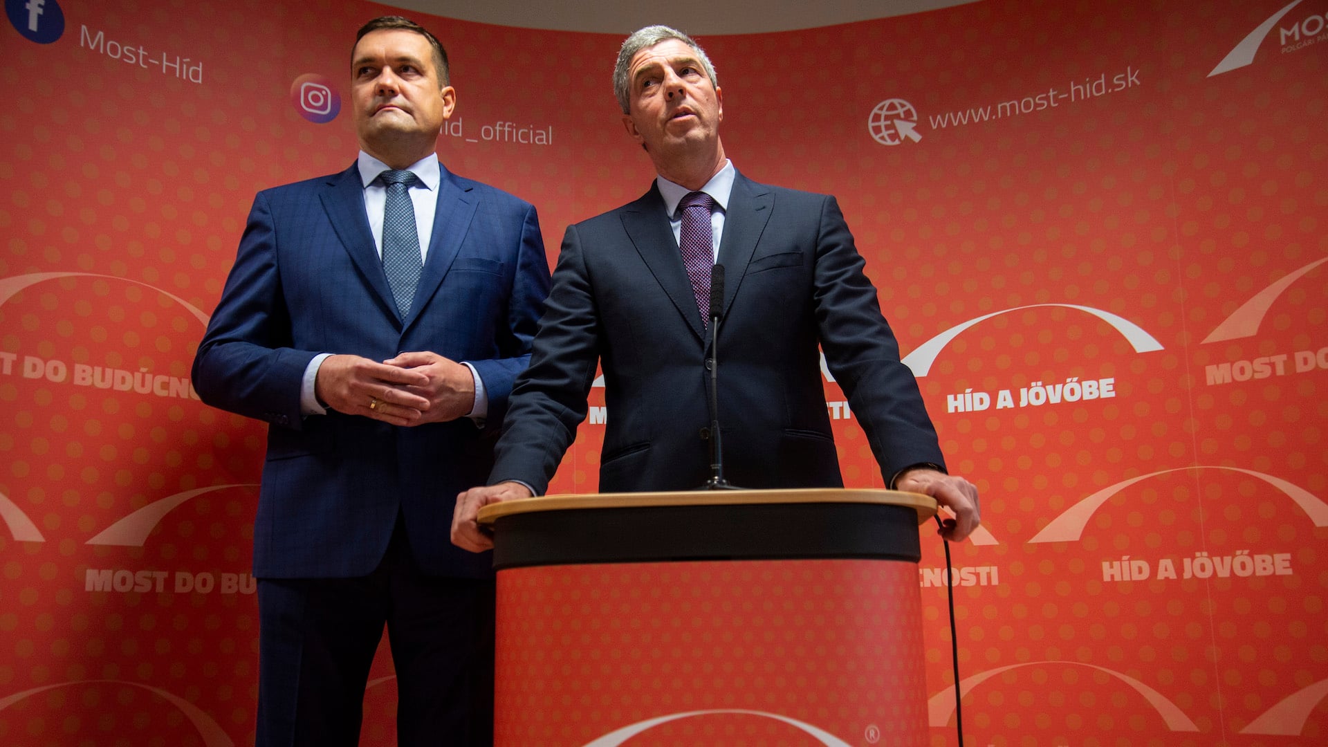 Na snímke vľavo predseda strany Šanca Viliam Novotný a vpravo predseda strany Most-Híd Béla Bugár počas tlačovej konferencie na tému: Dohoda o predvolebnej spolupráci medzi stranami Most-Híd a Šanca 21. novembra 2019 v Bratislave.