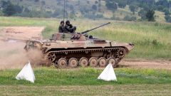 Minister obrany SR Martin Sklenár navštívil Centrum výcviku Lešť spojeneckých vojakov, ktorí so sebou v rámci aktuálnej rotácie priviezli aj nové obranné spôsobilosti. Na snímke tank BVP-2 počas Mnohonárodnej bojovej skupiny NATO pôsobiacej na Slovensku 26. júna 2023 v Lešti v okrese Zvolen.