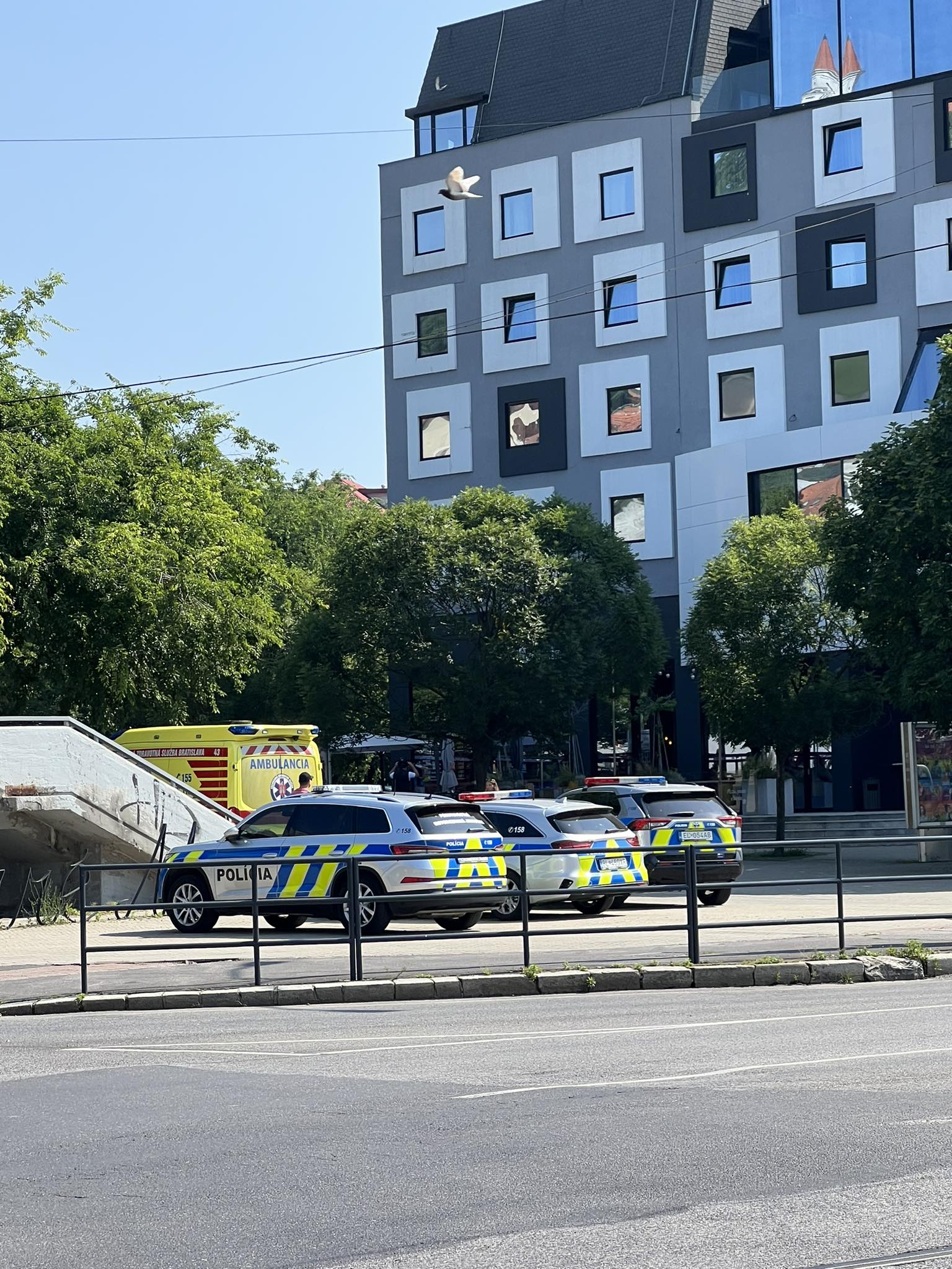 Polícia zasahuje pod Mostom SNP, na ktorého zábradlí sa nachádza človek