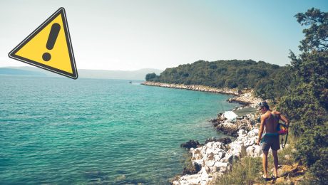 Chorvátske pláže znečistené, špinavá voda v mori