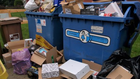 Na snímke preplnené kontajnerové stojisko s obalmi počas vianočných sviatkov