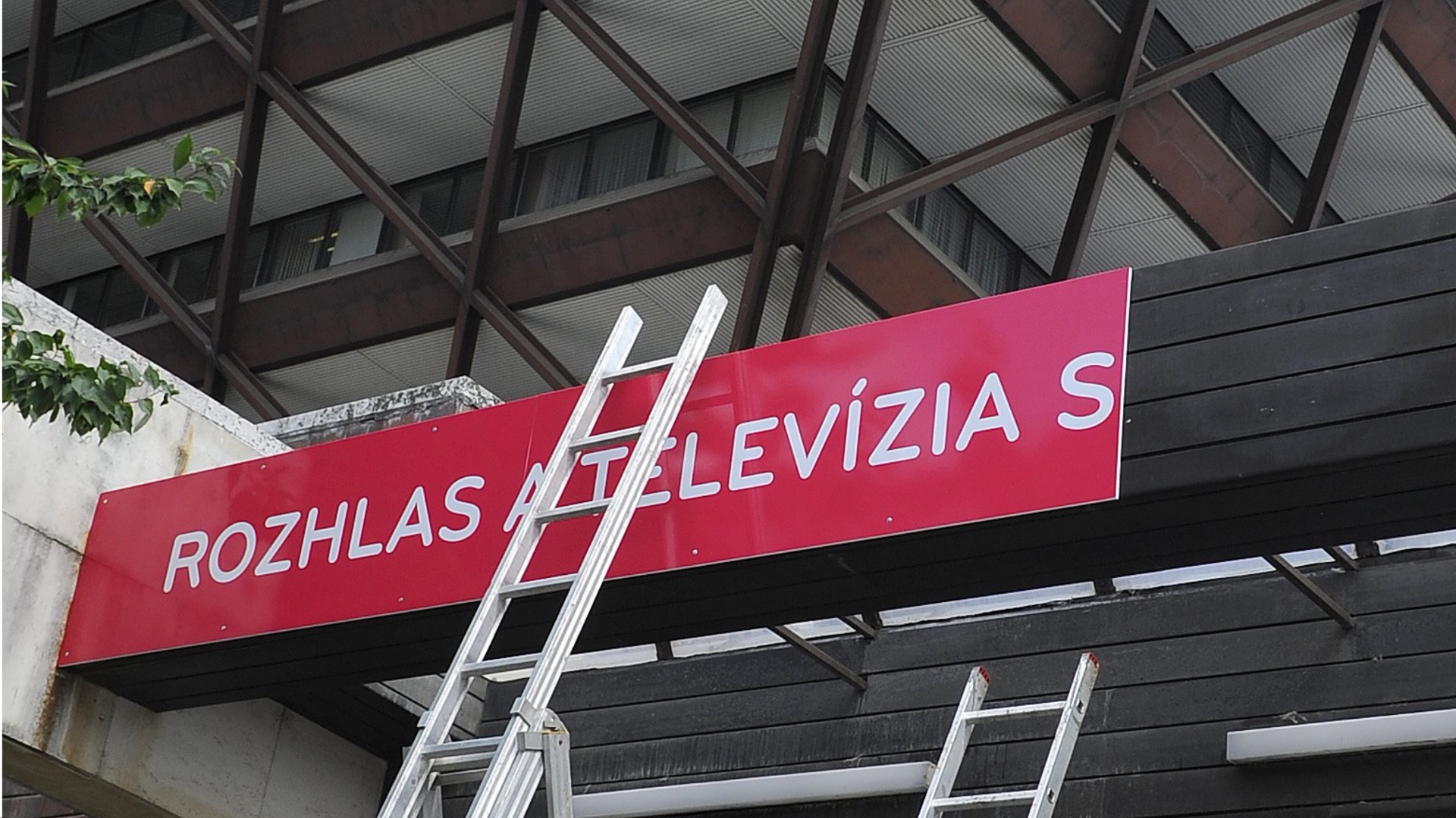 Inštalácia nového loga Rozhlasu a televízie Slovenska (RTVS) na budovu rozhlasu na Mýtnej ulici v Bratislave.