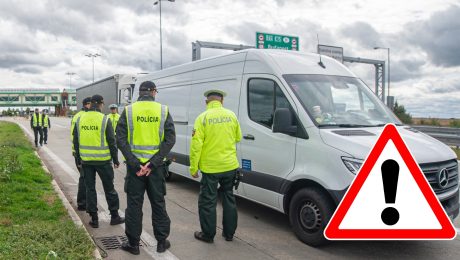 Na snímke policajná kontrola na dialničnom hraničnom priechode.