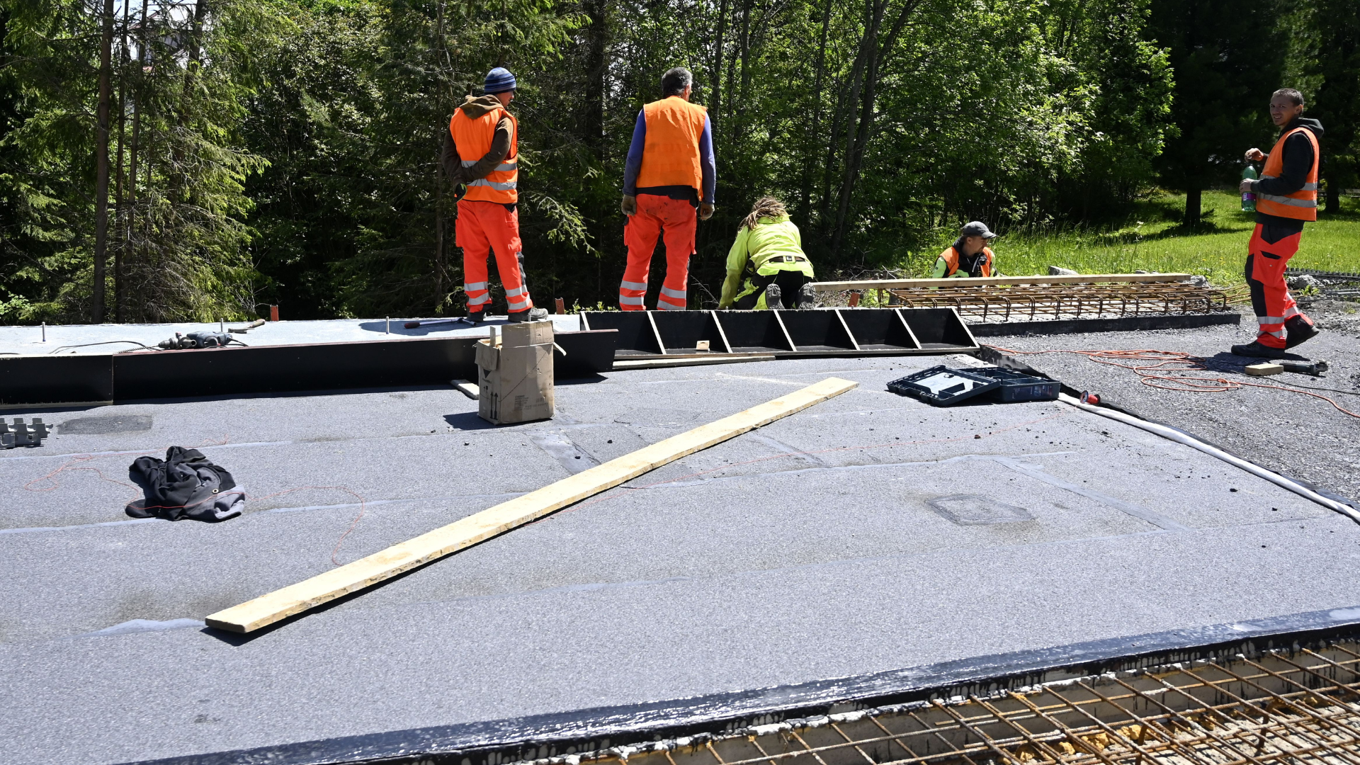 Cestári opravujú cestu