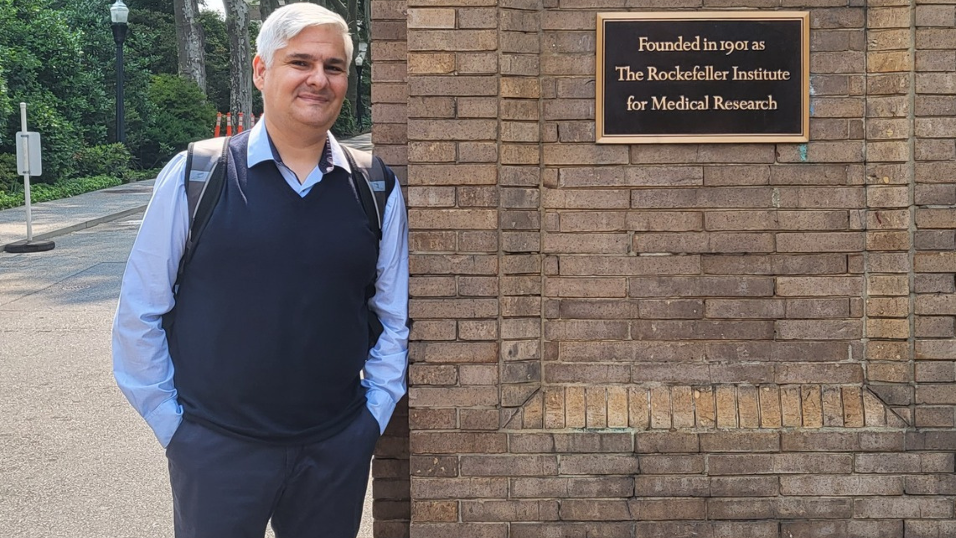 Pavol Čekan pózuje s úsmevom na tvári