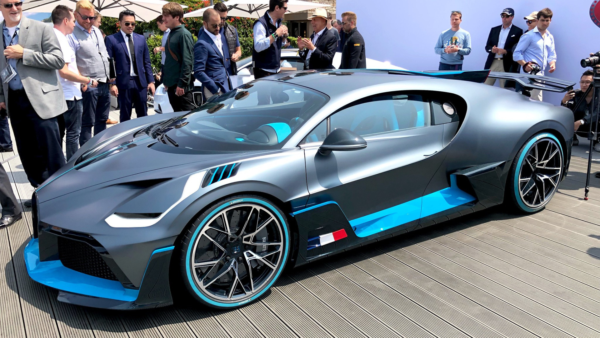 Bugatti Divo a okolo něho stojí ľudia