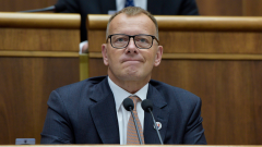 Boris Kollár v parlamente s okuliarmi