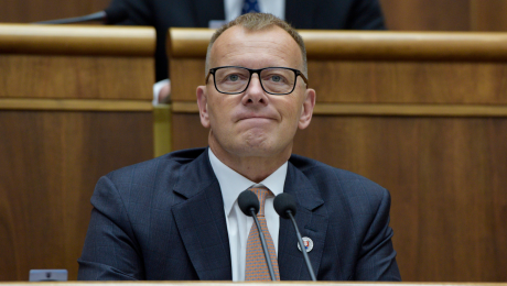 Boris Kollár v parlamente s okuliarmi