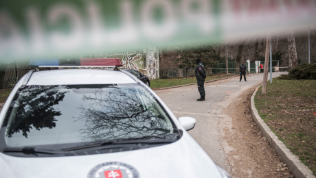 Policajná páska a polícia na mieste činu