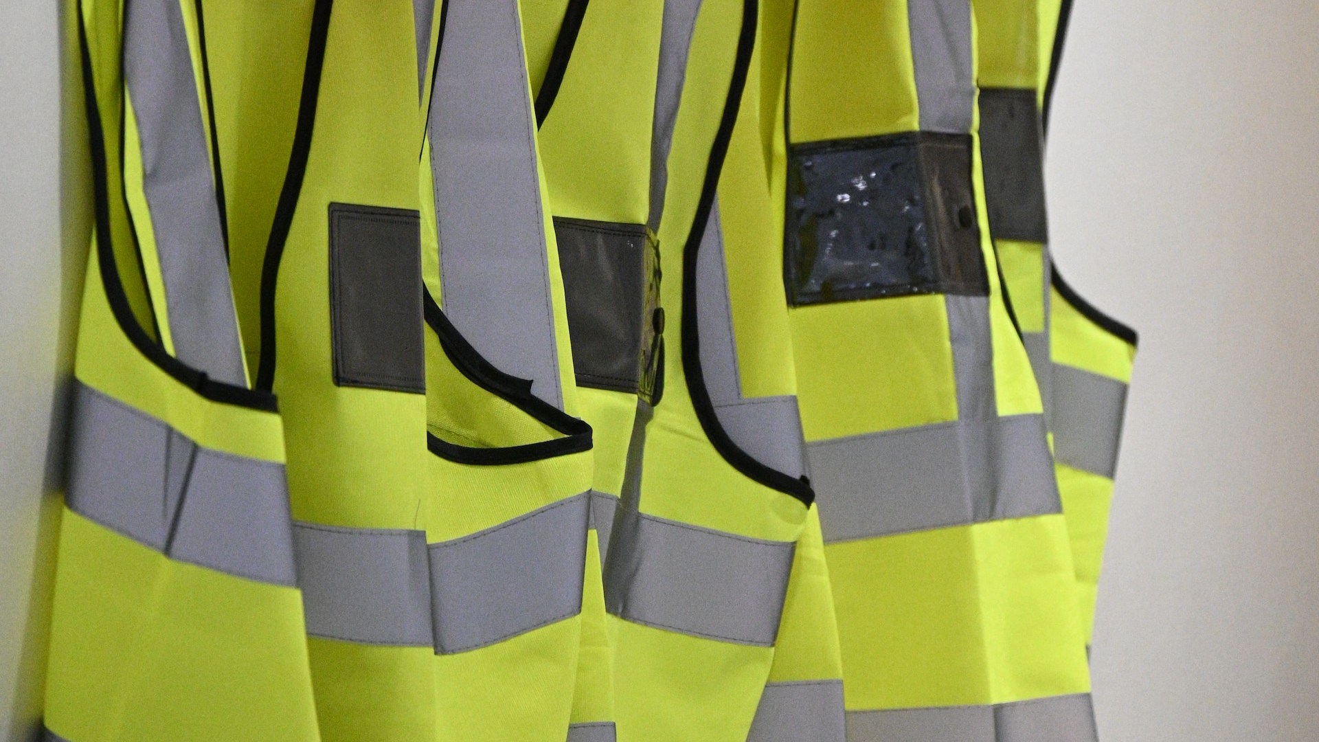 Reflexné vesty visia na háčikoch