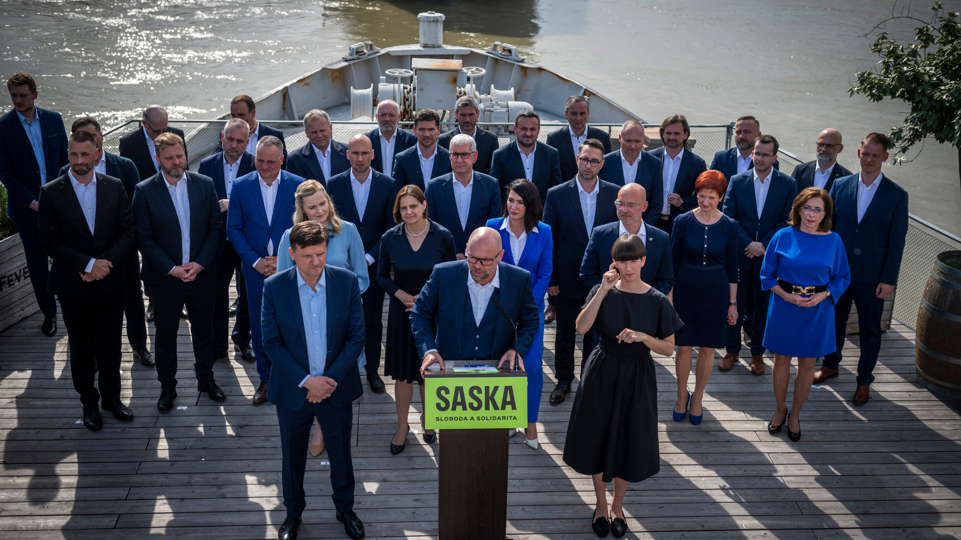 Na snímke predseda SaS Richard Sulík (uprostred) predstavuje prvých 30 miest na kandidátnej listine do septembrových predčasných parlamentných volieb