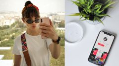 žena si robí selfie vedľa obrázku telefónu s tiktokom