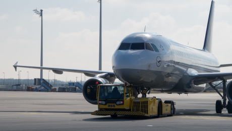 Lietadlo a pracovník letiska na stroji