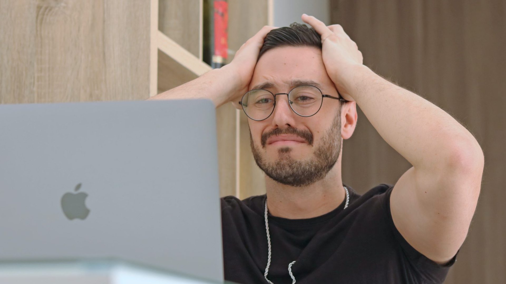 Nastala chyba muž za počítačom