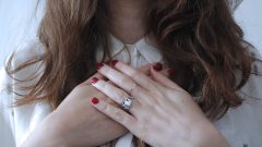 žena s preloženými rukami