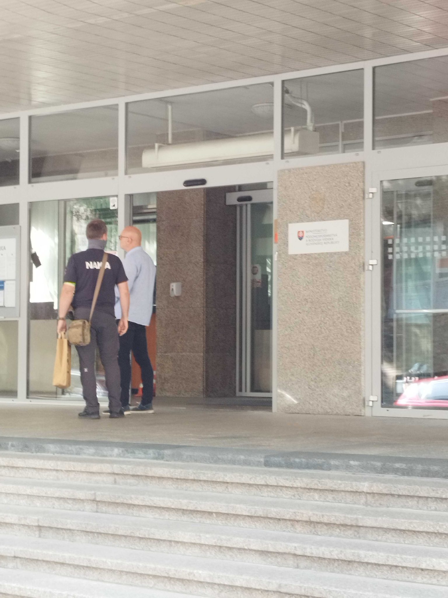 Príslušníci NAKA vstúpili do budovy ministerstva pôdohospodárstva.