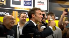Emmanuel Macron pije pivo po zápase rugby