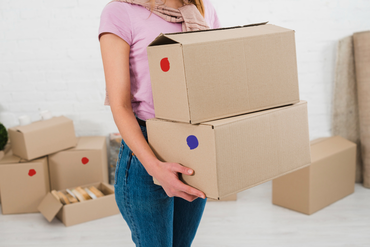 mid-section-young-woman-holding-stack-cardboard-boxes kopie (1)