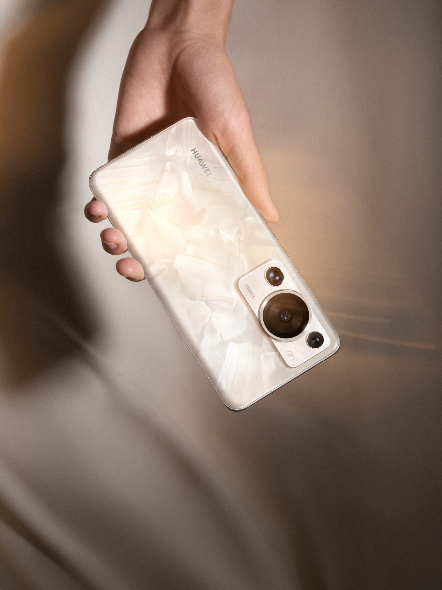 P60 Pro_Product_Creative KSP shot_Headquarter_P60 Pro_ KSP Shot_16-9_ Lifestyle CMF dress _Rococo Pearl_JPG