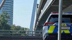 Polícia zasahuje pod Mostom SNP, na ktorého zábradlí sa nachádza človek