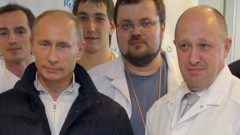 Vladimir Putin stojí vedľa šéfa Wagnerovcov Jevgenija Prigožina