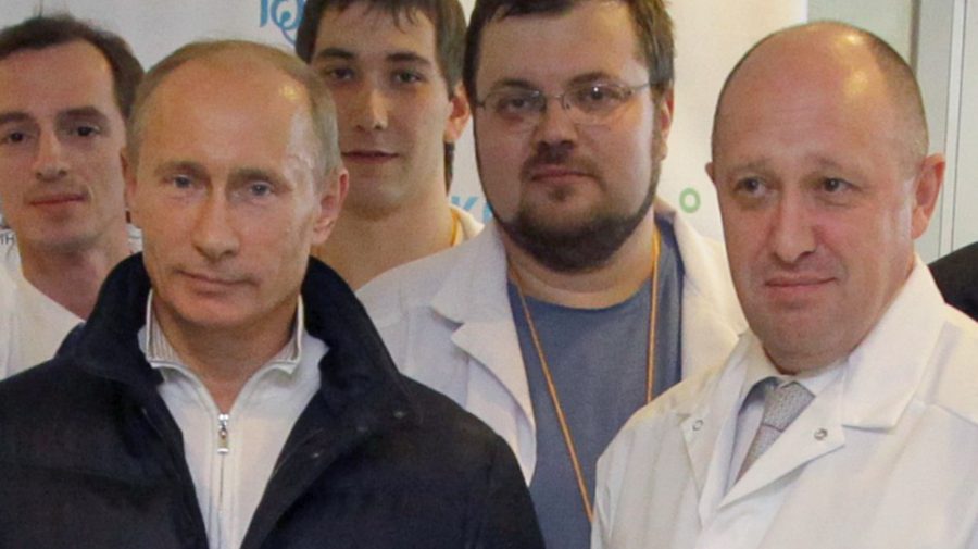 Vladimir Putin stojí vedľa šéfa Wagnerovcov Jevgenija Prigožina