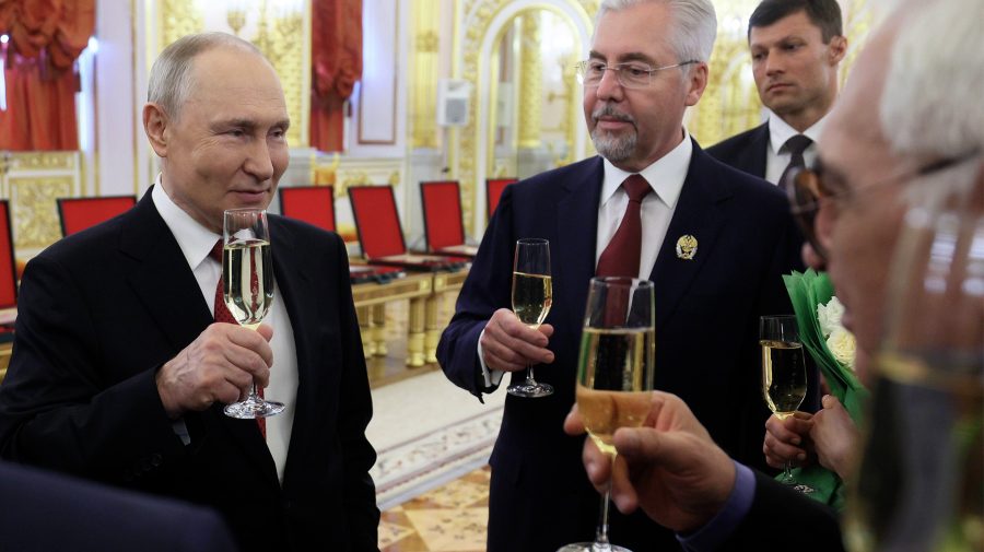 Vladimír Putin si pripíja s účastníkmi slávnostného odovzdávania zlatých medailí a štátnych vyznamenaní Hrdina práce Ruska
